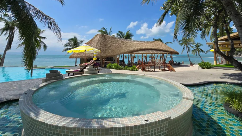 Beachfront pool and sea view at Cocohut Beach Resort on Leela Beach, Koh Phangan